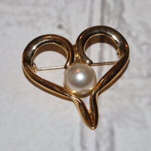 💛 Vintage Gold Heart Brooch – Pearl Accent – 2" Tall  ✨